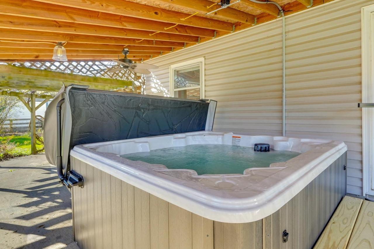 Hocking Hills Hideaway With Hot Tub And Fire Pit! Villa Logan Eksteriør bilde